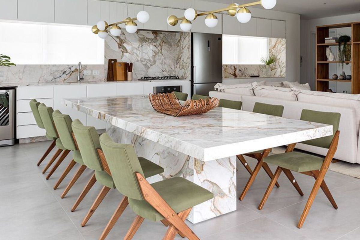 A Sofisticação e Praticidade da Mesa de Jantar de Mármore